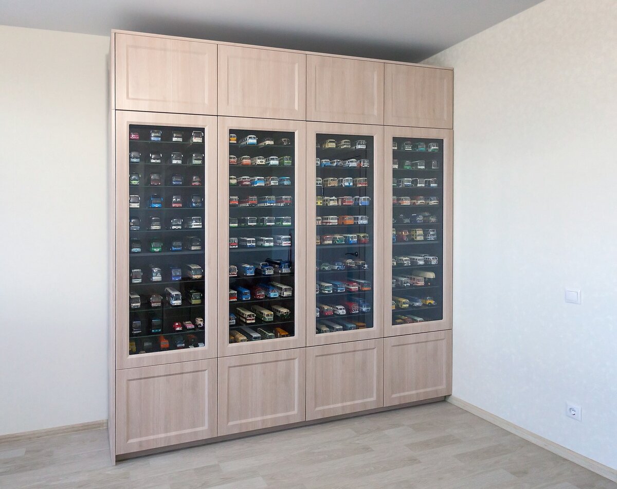 Шкаф с моделями выполнен на заказ и имеет размеры: 2500 х 2432 х 500 мм