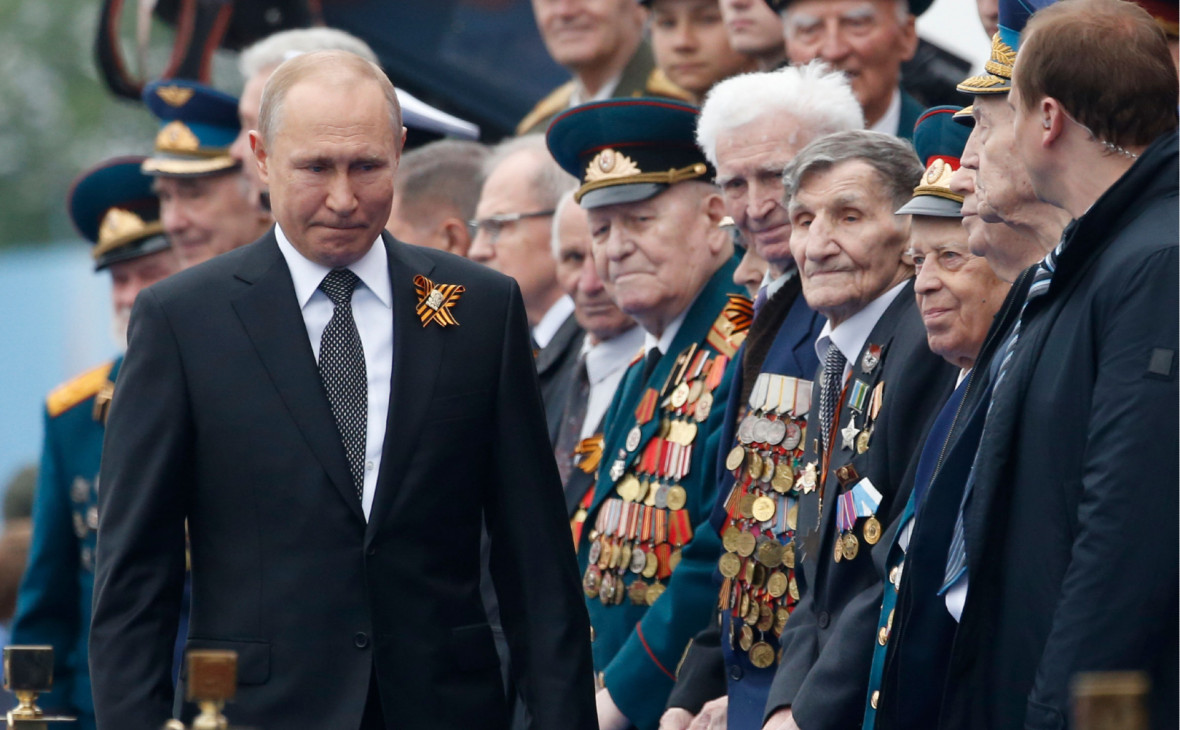 Перед нами снова разыграли сцену “По заявкам трудящихся”: в этот раз ветераны обратились к Путину и попросили его перенести парад Победы.