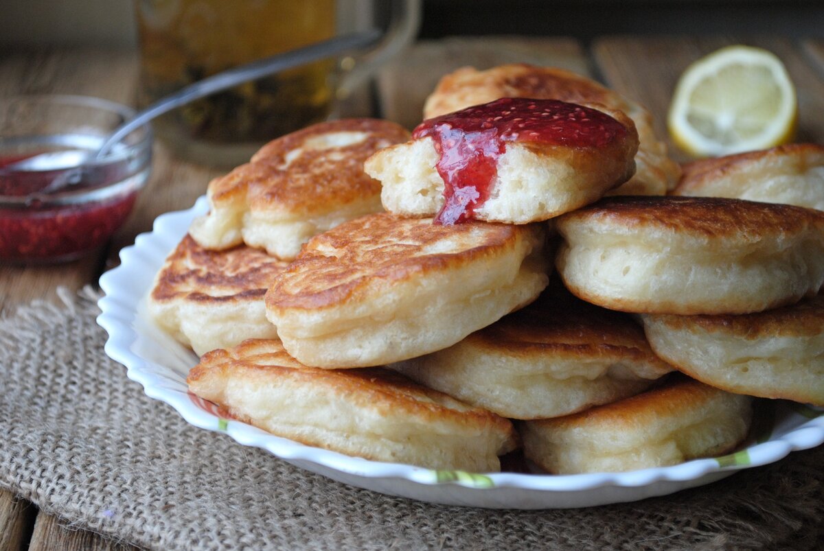 Пышные оладьи на молоке с дрожжами