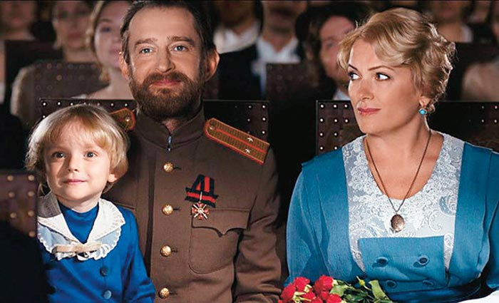 Даниил Муравьёв-Изотов, Константин Хабенский и Мария Порошина в фильме «Ёлки 1914». Кадр из фильма