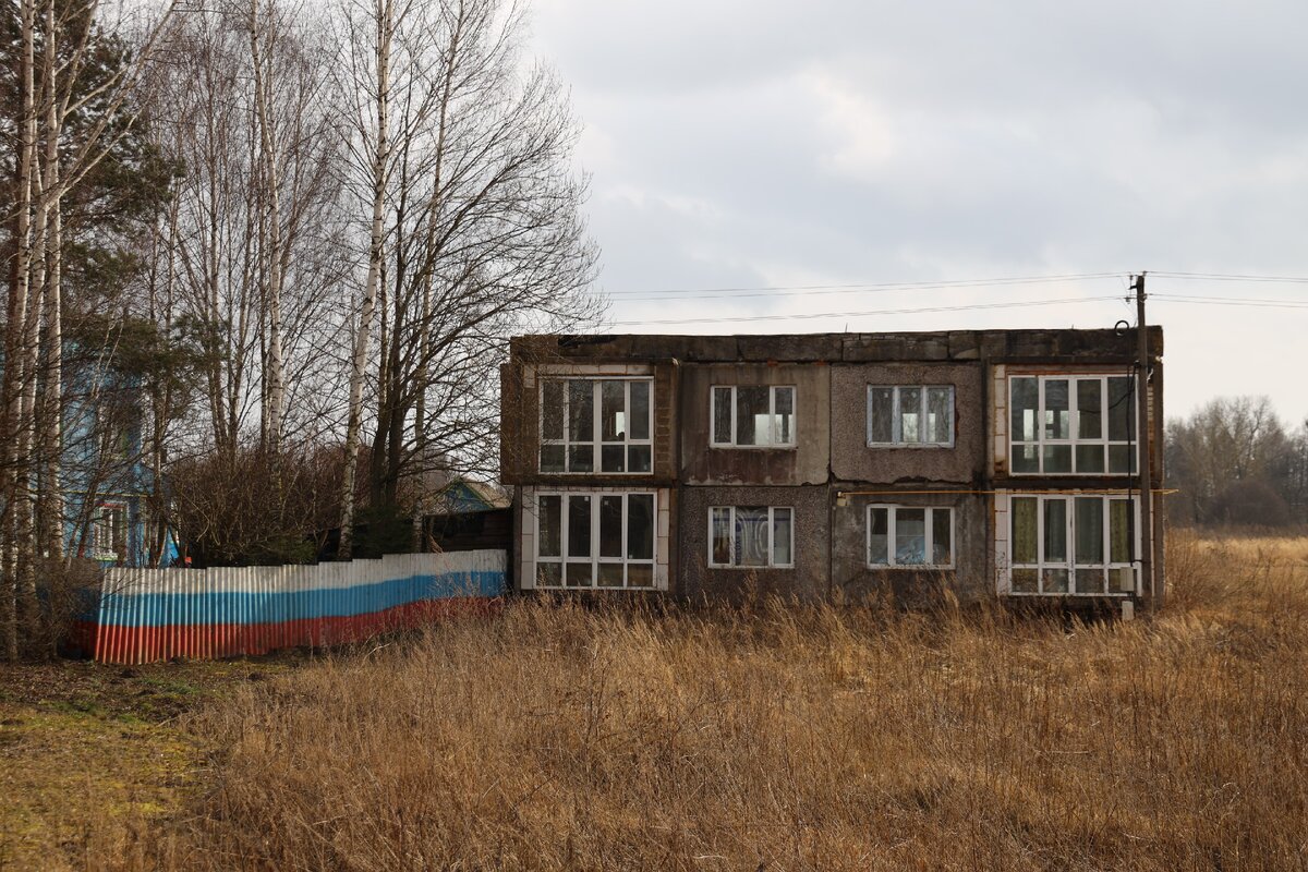 Интересные дома прямо перед базой запаса