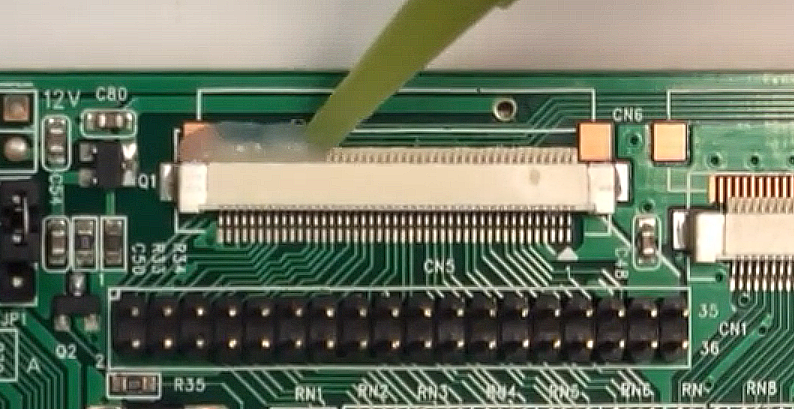 Нанесение защитного резиста на разъём, чтобы предотвратить проникновение в него лака при последующей операции