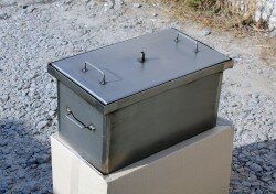 Готовка блюд — дело тонкое. Иногда от повара требуется использование особых инструментов для приготовления еды. Одним из особенных рецептов приготовления мясных продуктов является готовка с помощью дыма (копчение). Мясо и рыба приобретают особый вкус после приготовления с использованием дыма. У блюд к тому же увеличивается срок годности. Множество производителей пытаются схитрить и сделать копчености при помощи добавления различных ароматизаторов и вкусовых добавок, но потребителя не обманешь.