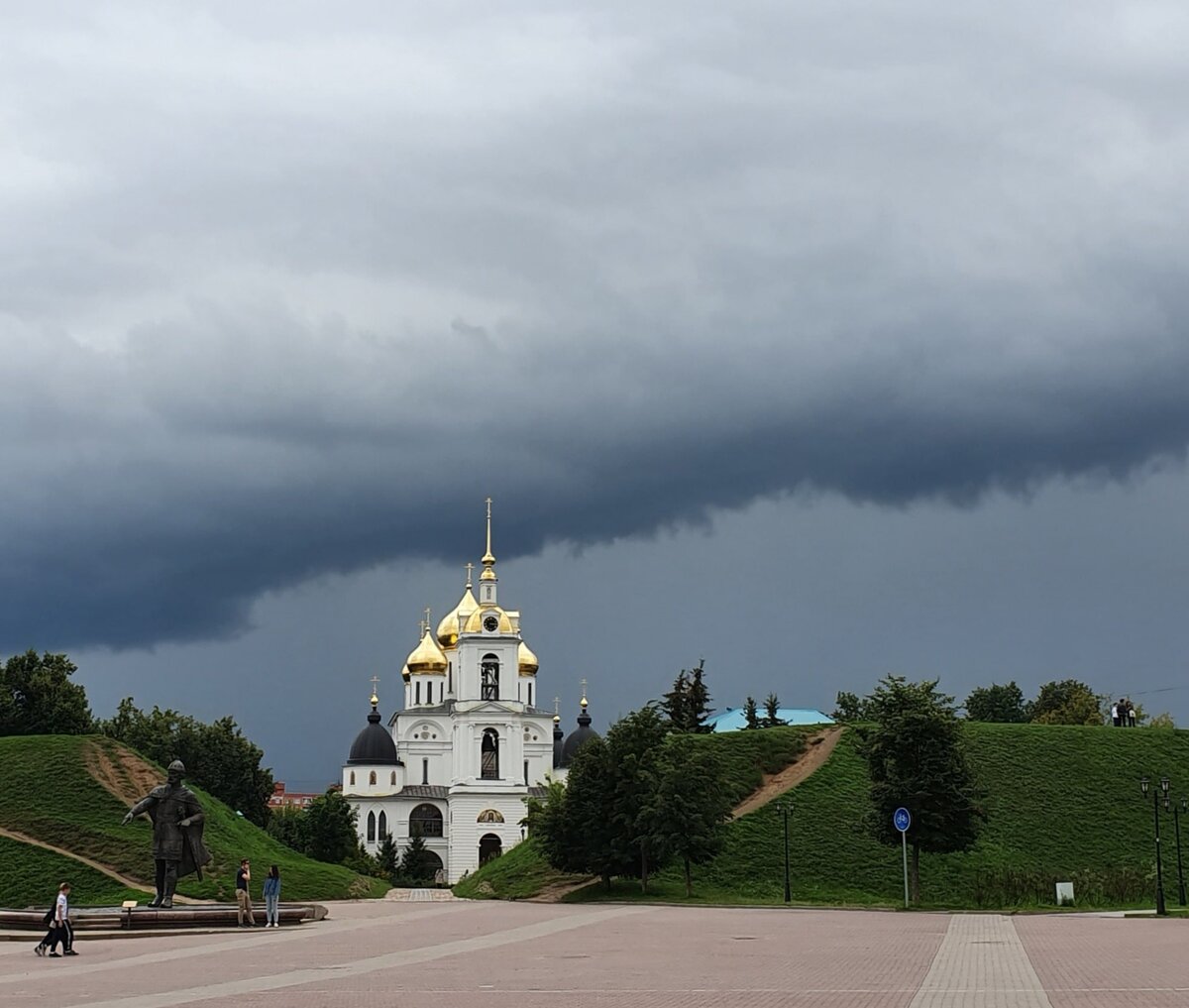 Турист яхрома. Дмитров Московская область холмы. Дмитров. Дмитров (Россия).