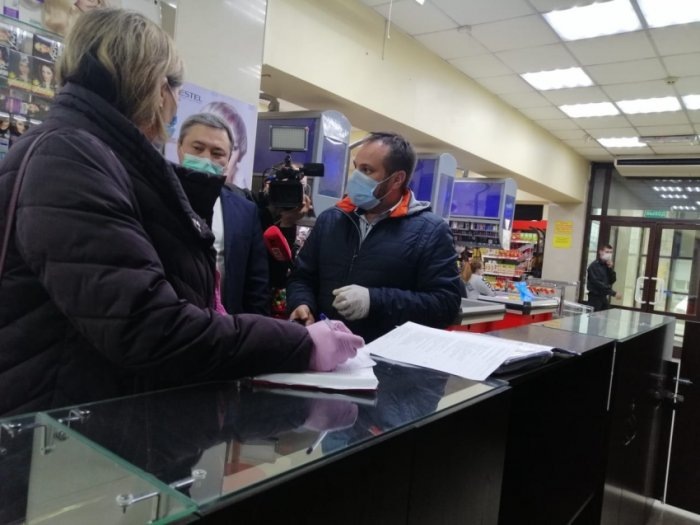 Фото: сайт правительства Забайкалья, работающие предприятия торговли и сферы услуг "кошмарят" постоянными проверками исполнения требований регламента безопасности во время пандемии COVID-19 