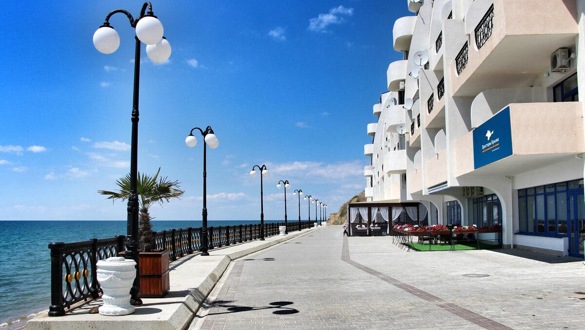 Набережная в поселке Кача на западном побережье полуострова