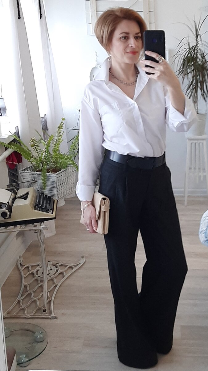 Брюки с рубашкой и ремнём.