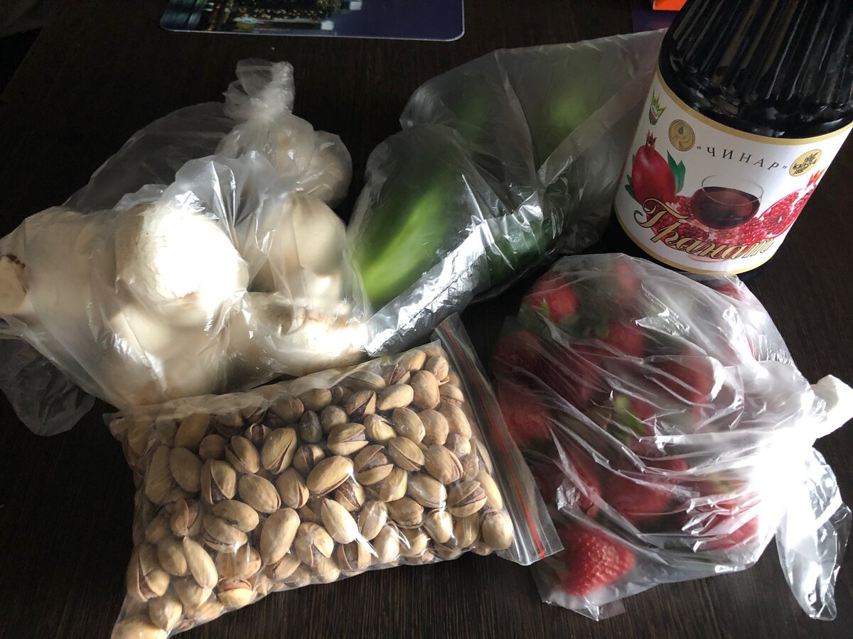 Клубника, фисташки, грибы и грантовый сок для Арсюшки