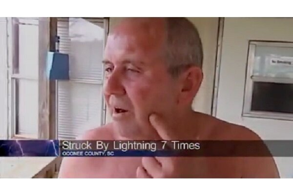 Рой Салливан. Шансы на получение удара молнии 1 к 3000. Рой Салливан был поражен молнией в общей сложности 7 раз в своей жизни, шансы выжить в таких случаях равны нулю. Один раз молния ударила его вместе с женой. Но при всем этом Рой дожил до приличного 71-летнего возраста.

