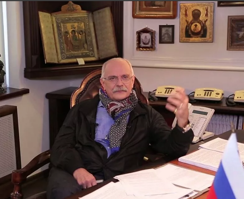 Мне очень нравится кабинет Никиты Сергеевича в родовом гнезде;Особенно умиляют старомодные кнопочные телефоны. А вот икона "Неупиваемой чаши" заставляет задуматься....