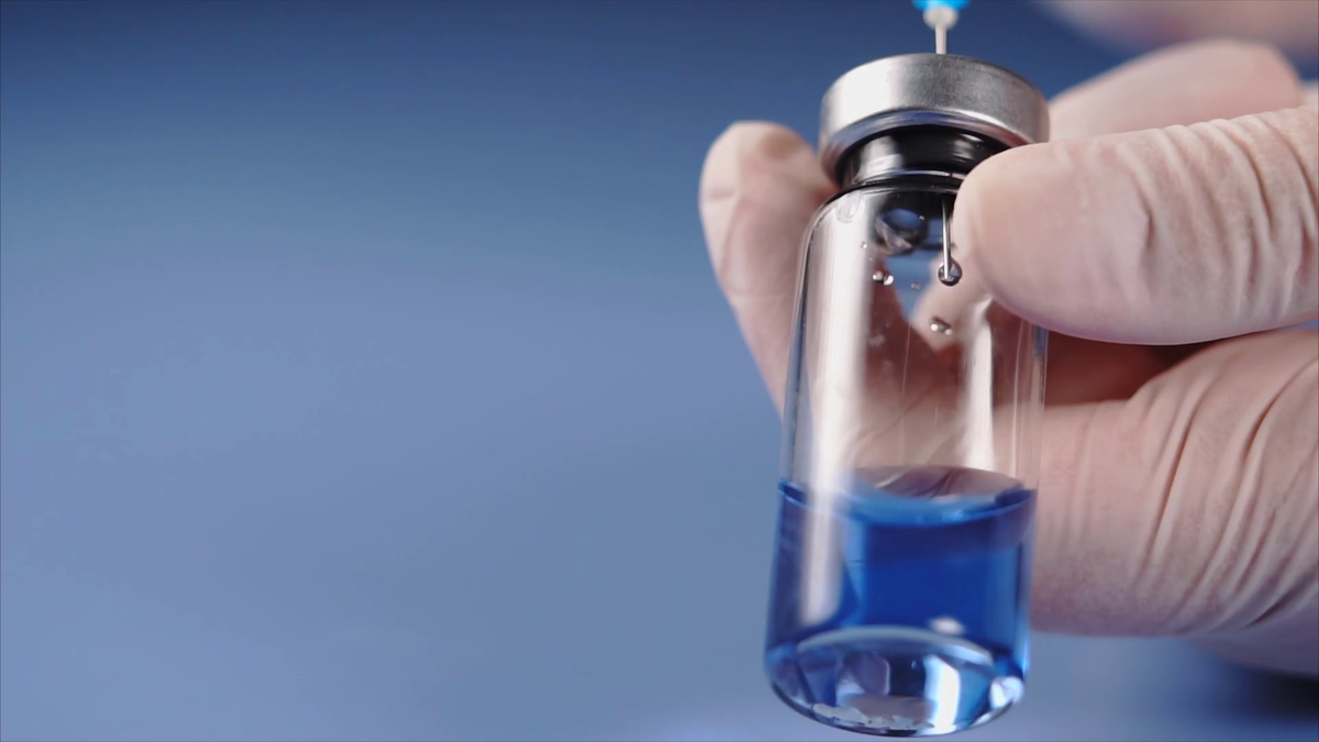 https://naked-science.ru/wp-content/uploads/2017/12/field_image_videoblocks-close-up-mixing-of-medicine-doctor-using-syringe-to-squirt-fluid-into-ampoule-of-blue-medicines_shj-yhmpx_thumbnail-full01_1.png