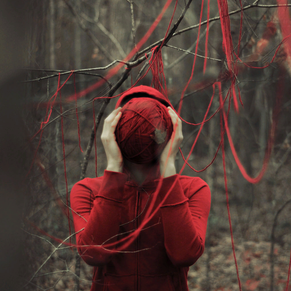 Руки запутались. Alex Stoddard сюрреализм. Запутанный человек. Фотосессия с красными нитками. Девушка в красных нитях.