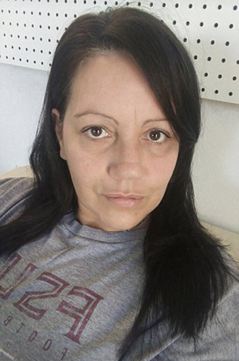 Американка - Ди Хикс, которая несколько лет «носила» в своём теле плесневые импланты.