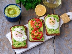 Паста из авокадо для намазки на хлеб и хлебцы152 Ккал5 минутОчень простой рецепт с очень вкусным результатом. Отличная намазка, которую можно подать на хлебцах на завтрак или в качестве перекуса. Для придания закуске пикантности добавим зеленый лук и чеснок. Этот рецепт мы сопровождаем видео версией, чтобы показать, как паста будет выглядеть "вживую".