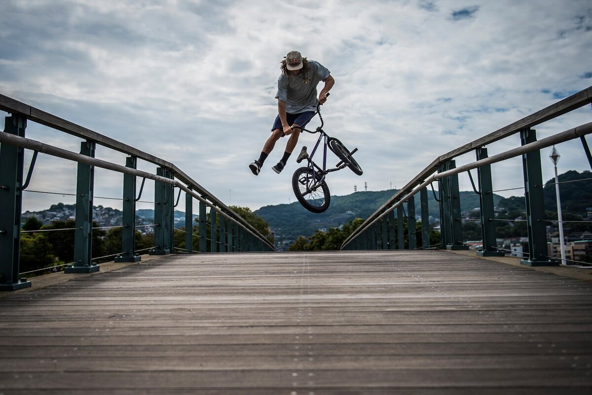 Пацан на BMX