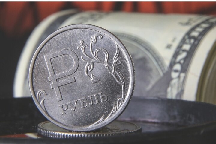 
12 мая состоятся первые после праздничных дней валютные торги на Московской бирже. Завершение межпраздничной недели сопровождалось уверенным ростом рубля к доллару и евро. 

Курс доллар на закрытии торгов в пятницу за неделю снижался на 1 рубль до уровня 73,4 руб., курс евро — на 1,9 рубля до 79,6 руб.


 
На открытии торгов вторника курс доллара торгуется нейтрально - 73,40 руб., курс евро снижается на 17 копеек - до 79,40 руб.

Основной импульс росту курса рубля задавал очередной отскок рынка нефти в район максимумов с середины апреля - более 30 долл. за баррель Brent.


Мировые цены на нефть усилили рост после того, как саудовская компания Saudi Aramco повысила отпускные цены на большинство сортов нефти на июнь для Азии. 

В понедельник нефтяные котировки получили новый стимул. Саудовская Аравия объявила о дополнительном снижении добычи нефти на 1 млн.барр./сут. до 7.5 млн.барр./сут. Кувейт дополнительно сокращает на 80 тыс.барр./сут. и ОАЭ на 100 тыс.барр./сут.

В мае рубль поддержит также решение Минфина о трехкратном росте продаж валюты по бюджетному правилу - ежедневный объем составивит примерно 11,4 млрд рублей на период с 13 мая по 4 июня.


 
Кроме того в пользу рубля и тот факт, что Банк России допускает вариант снижения ключевой ставки на 100 базисных пунктов, то есть, на 1 процентный пункт, на следующем заседании в июне.

По мнению Владислава Антонова из ИАЦ «Альпари» рубль усилит свои позиции на этом фоне и при определенных условиях его движение будет существенным.

"Пара доллар/рубль неохотно снижается и торгуется 29 дней в диапазоне, который сузился до 72,60-75,15 руб. Позитивное влияние на рубль оказали планы Минфина РФ увеличить ежедневную продажу валюты в рамках бюджетного правила. Считаю, что рубль усилит свои позиции до 70 руб., если курс доллара упадет ниже отметки 72,50 руб", - оценивает он.

Ярослав Кабаков из ГК Финам назвал условия для пробития рублем отметки 70 руб. за доллар.

"Интересная динамика складывается по рублю. Рассчитывать на дальнейшее ослабление рубля в дальнейшем не приходится. При росте Brent выше $35 за баррель, мы сожем увидеть уход рубля к отметкам 70 за доллар", - отметил аналитик.