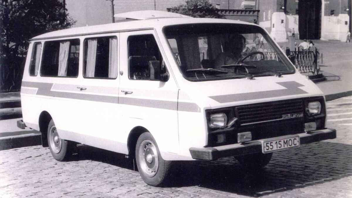 Номер МОС (стандарта 1980 года) мог стоять не только на легковом автомобиле, но даже на автомобиле, приписанном к соответствующему ведомству, в данном случае на РАФ-22038.