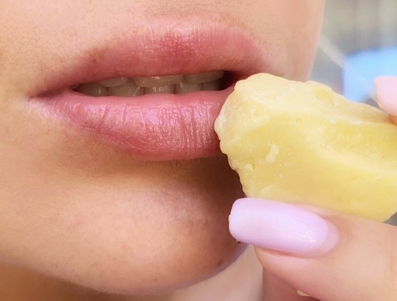 Масло какао можно использовать как бальзам для смягчения и питания губ