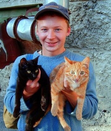 
Делать добрые дела дорогого стоит. И это дорогого не обязательно в финансовом плане.

Дорогого в смысле от души и от чистого сердца.

Хотя, в современном мире движения Капиталов это выглядит нелепо.

Соглашусь. Это выглядит нелепо для человека, который не научился обращаться с деньгами.

Потому что мы слишком резко вырвались из постановочного (ширмочного) образа советского Социализма в мир расчетливого Капитализма.

И пока, откровенно говоря, научились деньги только клянчить, а вовсе не зарабатывать.

Хотя, некоторым повезло сколотить целые состояния в лихие девяностые. Но это несколько иная история...

Я же говорю о долгосрочной работе и планировании своего будущего!

Потому что сейчас пришло время Стратегов.
А большинство продолжает лениться. Образ Ильи Муромца до 33 лет, слишком сильно прилип к русскому человеку...

Ну да я не об этом.
Я о том, что Деньги не пахнут и о благотворительности в целом.

Казалось бы, что означает вскользь упомянутая фраза:
Деньги это зло!

Лишь то, что человек не способен взять на себя ответственность за управление этими самыми Деньгами.

А мир устроен очень просто. Не хочешь кормить свою армию, будешь кормить чужую. Если не способен делать сам, сделают другие, ну а тебе придется расплачиваться за проделанную работу (пусть даже и не всегда она тебе понравится)...

Деньги это не ЗЛО!
Деньги это инструмент.
Деньги это ресурс.
Наконец Деньги это Энергия.

И если мы не научимся этой энергией управлять, то и не стоит обвинять ее во всех смертных и остальных грехах.

В наших бедах виноват исключительно тот, кто стоит перед зеркалом.

Эмоциональный окрас Деньгам всегда предает человек.
И тянется эта история с самого Детства.
Поэтому так сложно противостоять житейским ценностям, впитанными нами с пеленок.

Я всегда говорю, что работать с детьми гораздо проще. Их мозг еще не "закостенел".
В отличие от взрослых, с их огромным багажом сомнений и якорей нерешенных проблем, что они накапливают в процессе своей жизни, продолжая тащить за собой.

Потому что привыкли, а не потому что удобно , логично или включен Здравый смысл.

Деньги лишь подчёркивают сущность человека, его истинную природу, его нутро...

Если человек хороший, то и с деньгами он продолжит творить добрые дела.

Если же человек плохой, то с деньгами он продолжит заниматься тем же, только в большем объеме.

Нести добро это не обязательно сорить деньгами.

Это перевести бабушку через дорогу.
Помочь маме по хозяйству.
Снять котенка с дерева.
Помочь малышам достать мячик с крыши.
Сказать спасибо другому человеку.
Улыбнуться прохожему.

Сделать это просто так, от души и от чистого сердца.

Все это бесплатно!

А сколько добра несет миру!

#Благотворительность, #ДеньгиНеЗло, #Мойпутьинвестора, #ЛИБ, #лениваяинвестиционнаяблондинка