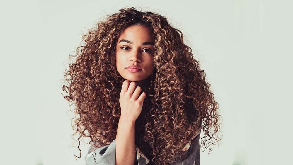 Кудрявые волосы. У меня не кудрявые волосы. Красивые девушки с кудрявыми волосами. Пушистые волосы у девушки. Настя каменских афро кудри.