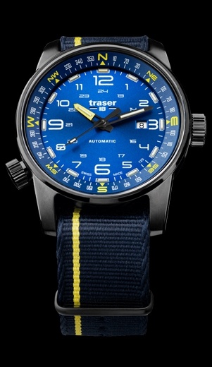 Новый Traser P68 Pathfinder Automatic – это автоматический механизм в 46-миллиметровом корпусе с PVD-покрытием. Данная модель пополнила тактическую линейку Traser. В часах тритиевая подсветка используется в сочетании с Super LumiNova, которой покрыты цифры на циферблате и метки на компасе. Это делает читаемость часов идеальной при любом освещении. Вокруг циферблата установлен внутренний вращающийся безель с типичной маркировкой компаса, который управляется заводной головкой на восемь часов. Эта функция часов позволяет легко ориентироваться на местности. Traser P68 Pathfinder Automatic оснащены завинчивающейся головкой, которая обеспечивает водозащиту 100 метров. Часы предназначены для повседневного использования.