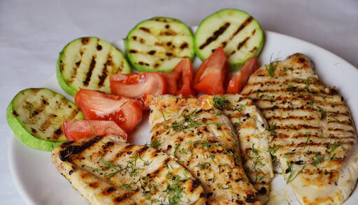 Куриная грудка с кабачком и помидорами.