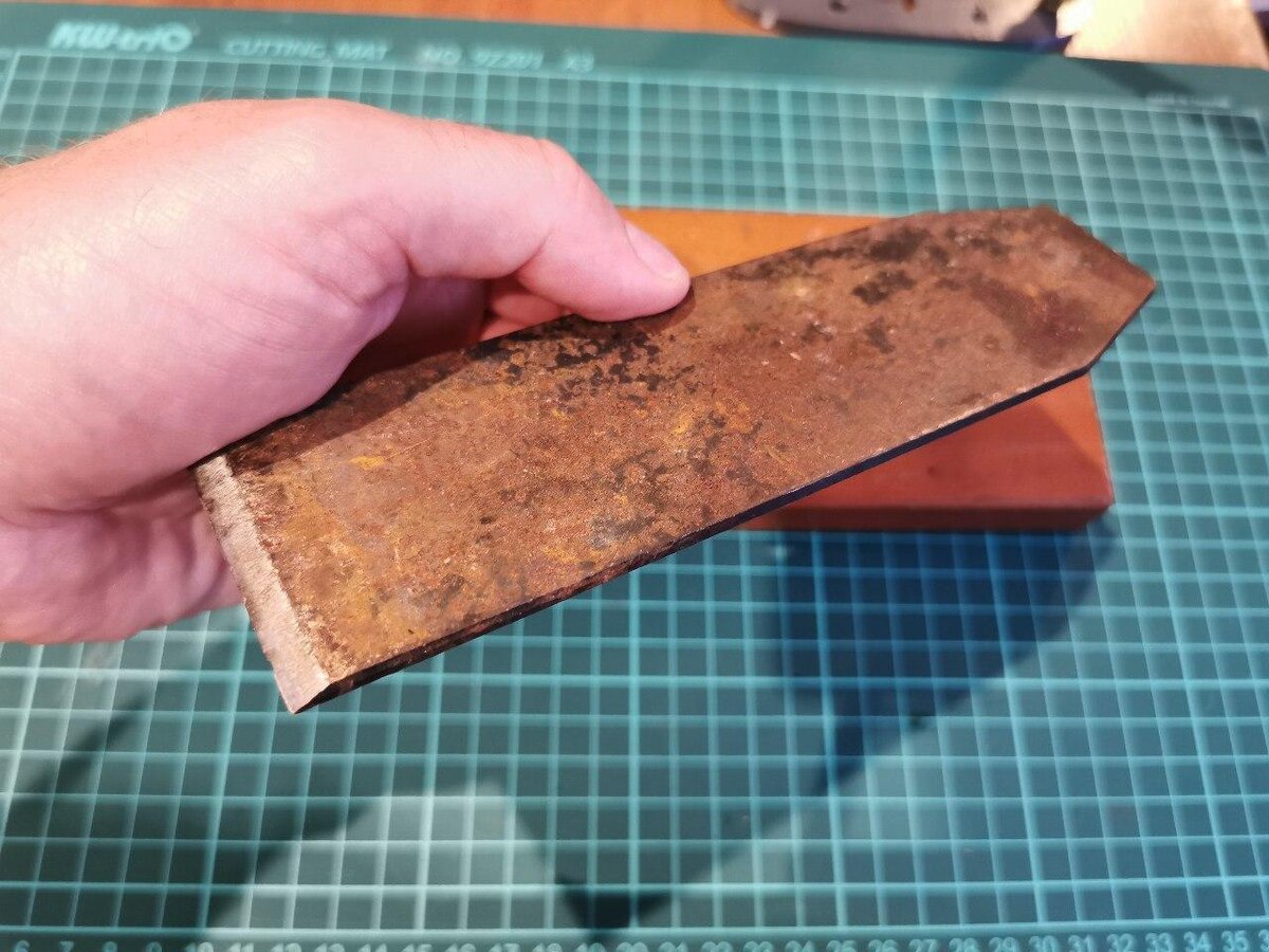 Толщину не мерил, но не менее 3ммР