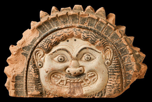 Пример архаической скульптуры можно найти в Пушкинском музее.