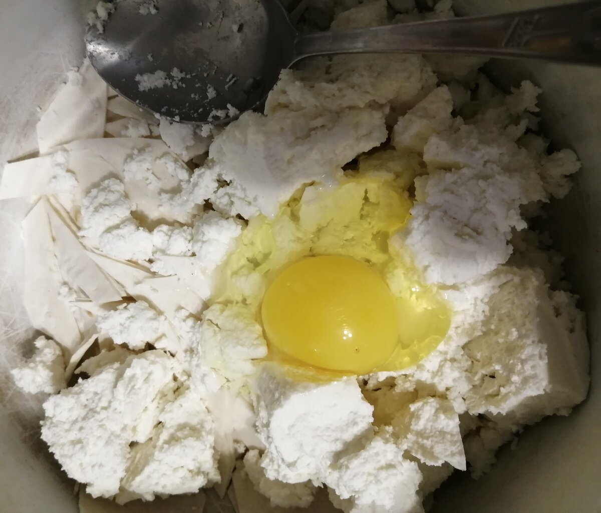 добавляем творог, яйцо, сахар по вкусу и выпекаем