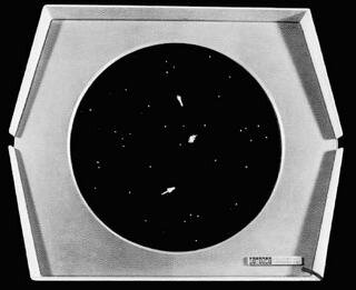 1952 год Создана первая логическая компьютерная игра «OXO» — компьютерная реализация «крестиков-ноликов» (поле три на три клеточки, пользователь делал свой ход, после этого компьютер делал ответный ход). Игра была создана А.С. Дугласом во время его обучения на докторскую степень в Кембриджском университете (Великобритания). Дуглас писал свою диссертацию на тему взаимодействия человека и компьютера, а игру использовал как наглядную иллюстрацию. Игра существовала в единственном экземпляре на большом компьютере – мэйнфрейме EDSAC.1958 год Создан первый симулятор игры в теннис. Создатель – Уильям Хигинботем – один из учёных Брукхейвенской Национальной Лаборатории (г. Нью-Йорк, США). Игра получила название «Tennis for Two». В этой игре два человека управляли подвижными платформами так, чтобы отбивать мячик. Компьютер не участвовал в игре, а лишь в реальном времени отрисовывал результат действий игроков на осциллограф. Эта игра существовала в одном единственном экземпляре.1962 год Создана компьютерная игра «SpaceWar!». Создатели – Стив Расселл и группа студентов Массачусетского Технологического Института (MTI) (г. Кембридж, США). Игра представляла собой следующее: два небольших космических корабля летали по экрану, стреляли в друг друга и уворачивались от единственного подвижного препятствия в виде звезды. Специально для игры были созданы контроллеры, отдаленно похожие на современные джойстики. «SpaceWar!» стала первой по-настоящему компьютерной игрой, ведь две предыдущие игры были лишь компьютерной реализацией уже существовавших настольных игр. Эта игра долгое время существовала в одном единственном экземпляре. (На самом деле в MTI начали делать игры немного раньше. С 1959 по 1961 годы на компьютере TX-0, ещё до «SpaceWar!», были созданы три игры. «Mouse in the Maze»: игрок сам расставлял стенки лабиринта (палочки) и кусочек сыра (точку), а компьютер в виде мышки (ещё одна точка) пытался пройти через лабиринт к сыру. «HAX»: управление звуковым устройством с помощью компьютера. «Tic-Tac-Toe»: ещё одна компьютерная версия игры «крестики-нолики». К сожалению, эти игры не были запечатлены на фото, факт их существования подтверждён только на словах).OXO (1952 год)Tennis for Two (1958 год)Spacewar! (1962 год)