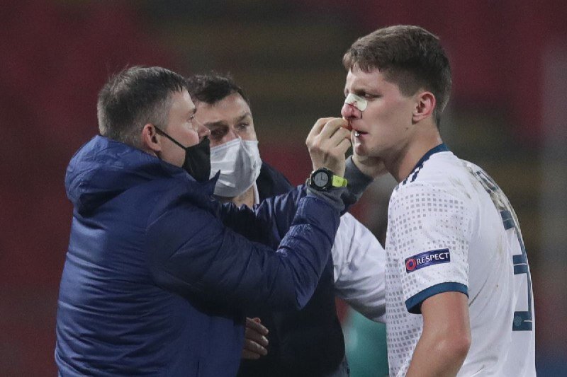 Дивеев, Джикия, Соболев вернулись в клубы с травмами. Соболева из за болей в колене и не выпускали на поле, а не потому что Черчесов без мозгов, а Заболотный - его друг.