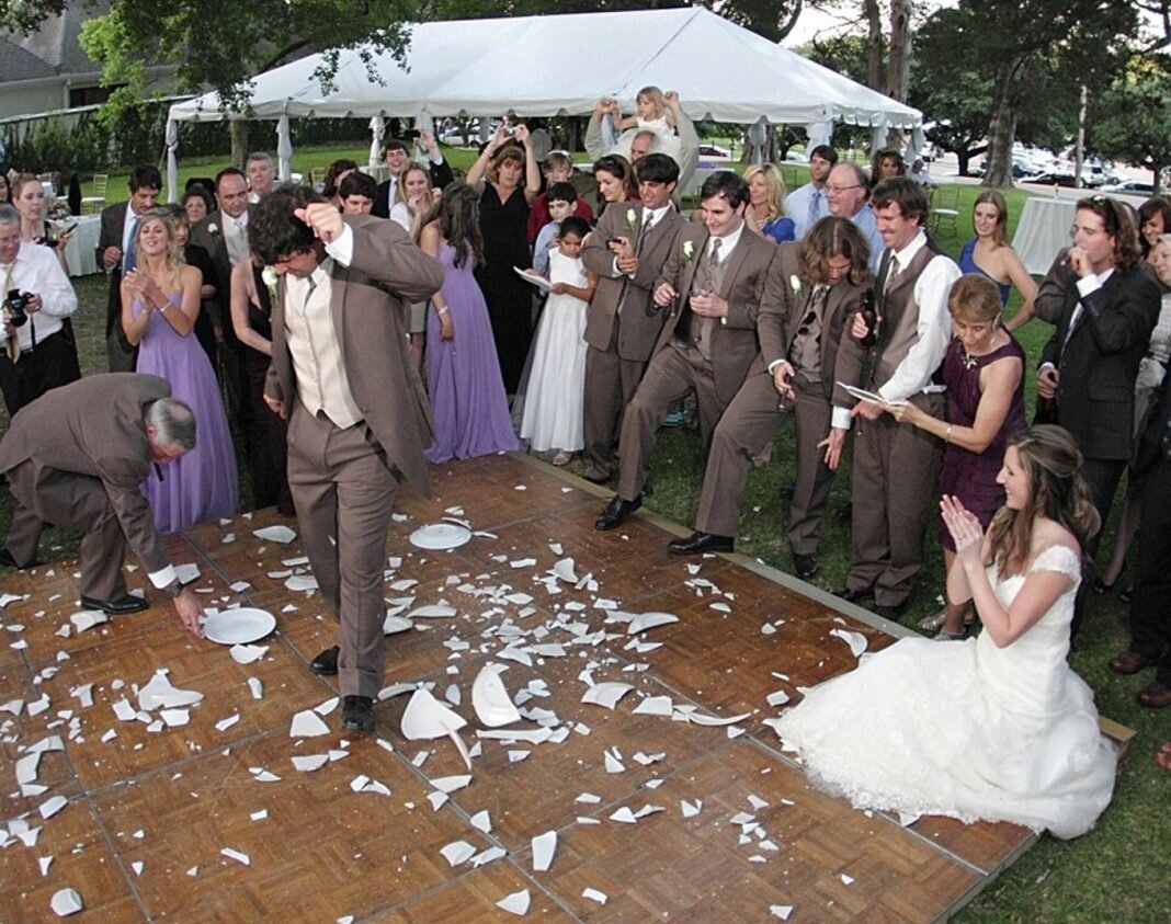 Битье тарелок перед свадьбой, Германия