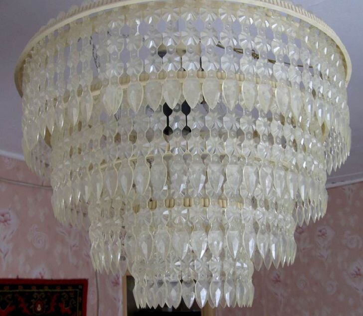 Эти висюльки от люстры с завидной регулярностью отлетали и переходили в категорию детских сокровищ.