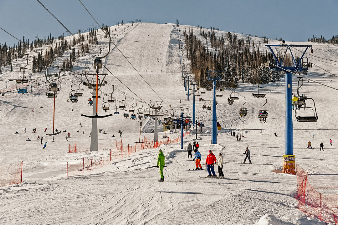 Вид снизу на гору Зеленая