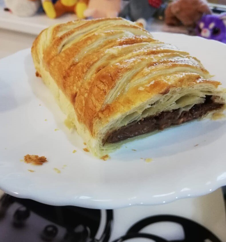 Рулет из слоеного теста с шоколадом 