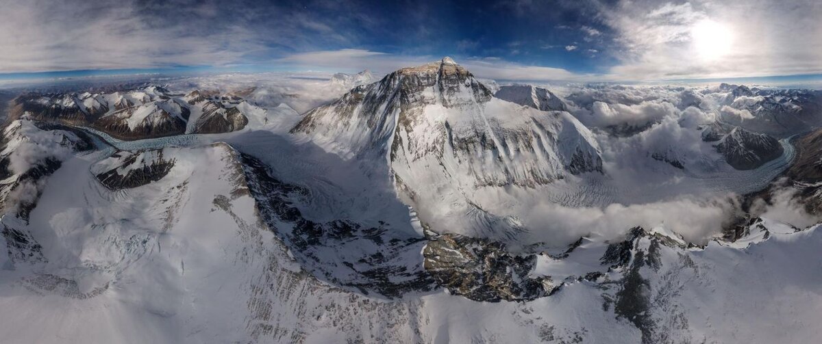 Уникальный снимок Эвереста, сделанный при помощи дрона из многих мелких снимков. Уникальная работа Ренана Озтюрка