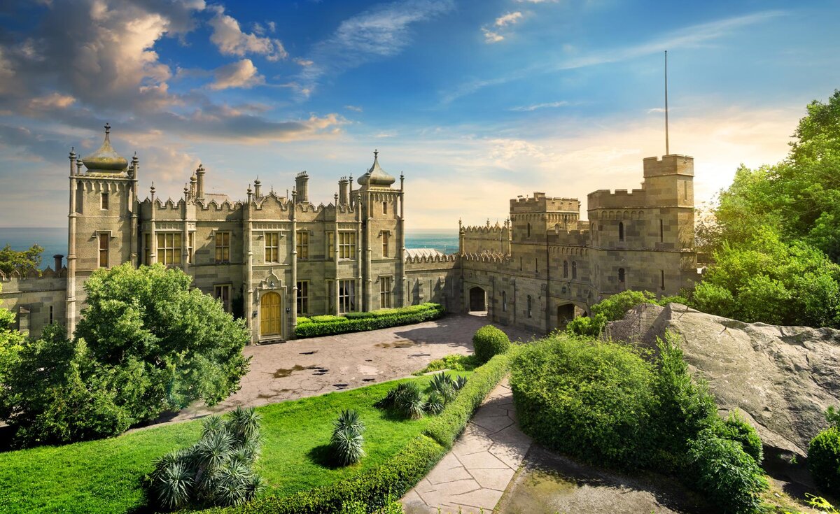 Комплекс Воронцовского дворца в Алупке в котором произошли описанные в статье провокации западных туристов 