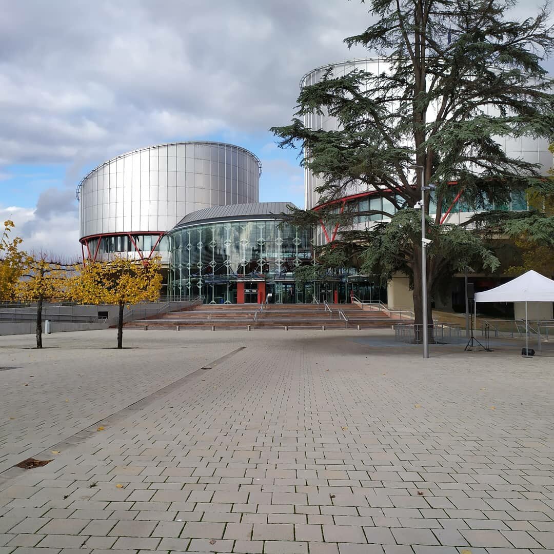 Центральный вход в Европейский суд