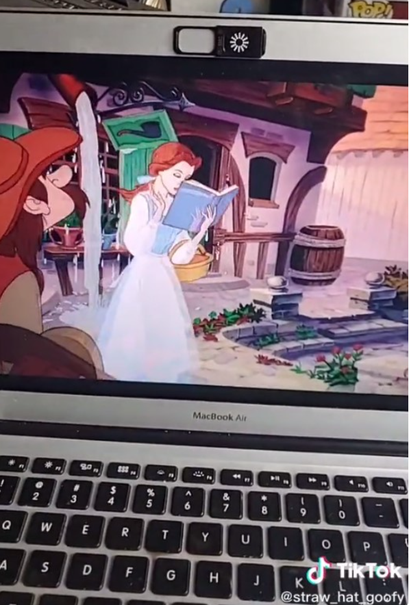 Тиктокер показывает Белль в мультике «Красавица и чудовище»