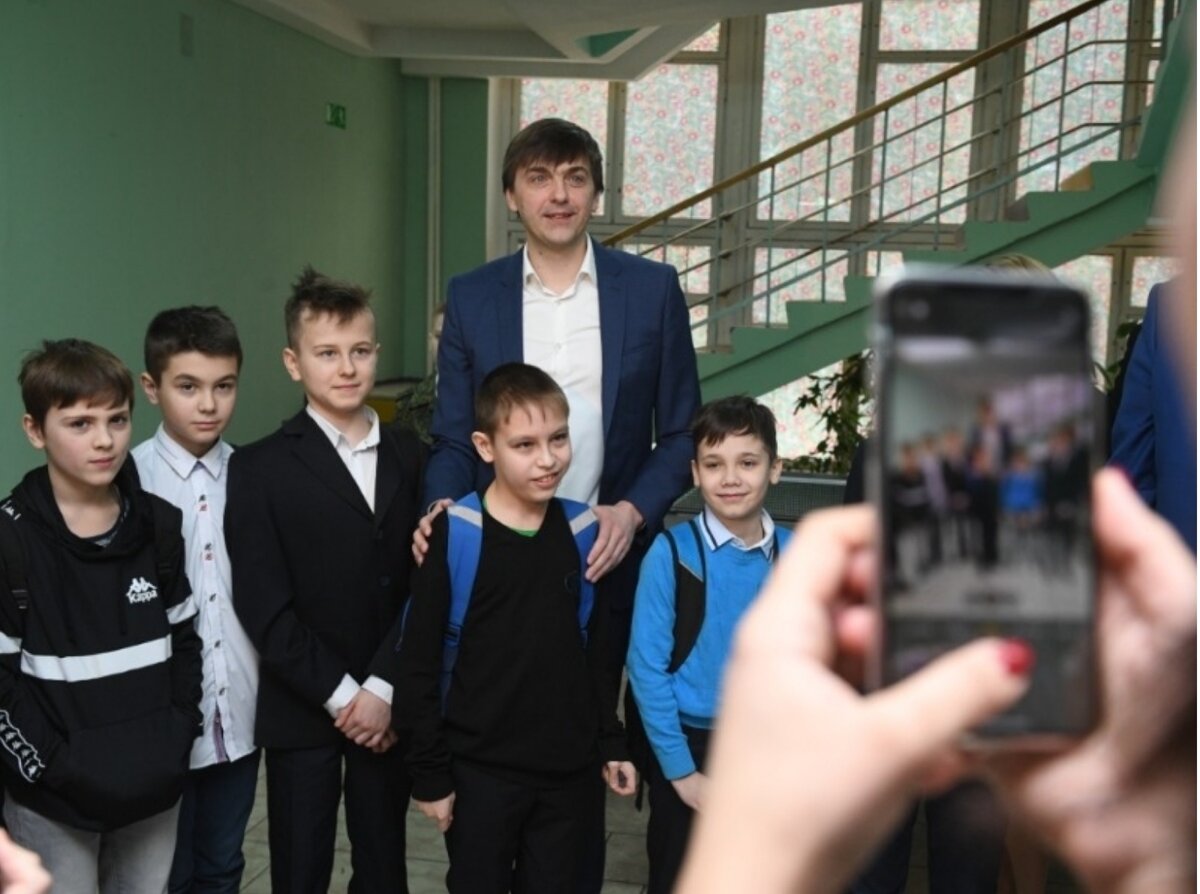С. С. Кравцов со школьниками под "объективом" блогера