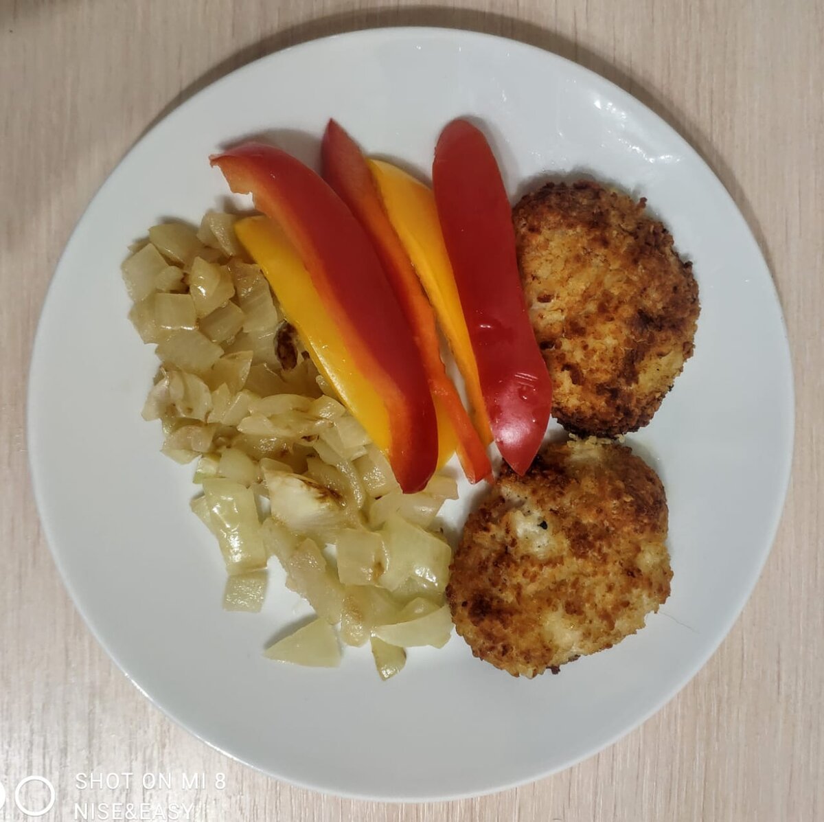 Идеальная тарелка по Серому: куриные котлеты (как-то излишне запеклись), овощи и жареный лук, который он сам себе делает. Стал проявлять интерес к готовке, прикольно.