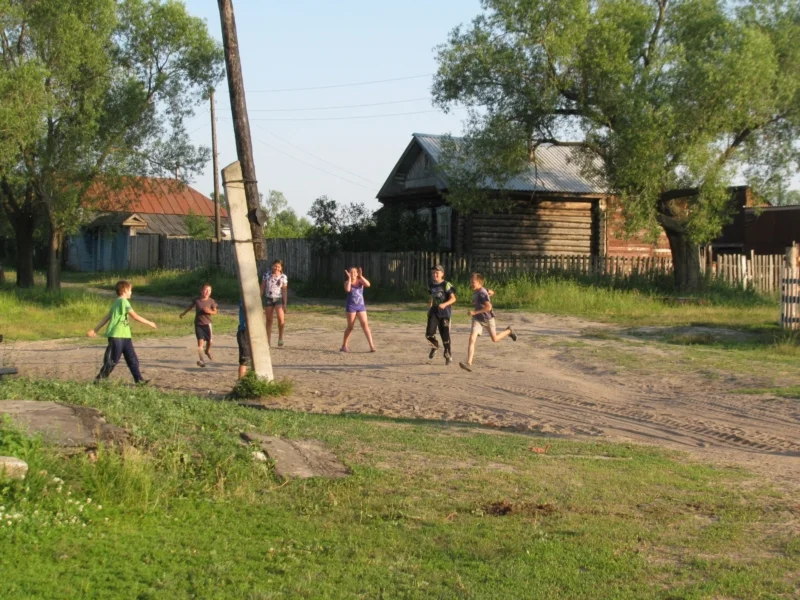 Игры в деревне на улице. Футбол в деревне летом. Футбол в деревне. Дети играют на улице в деревне.
