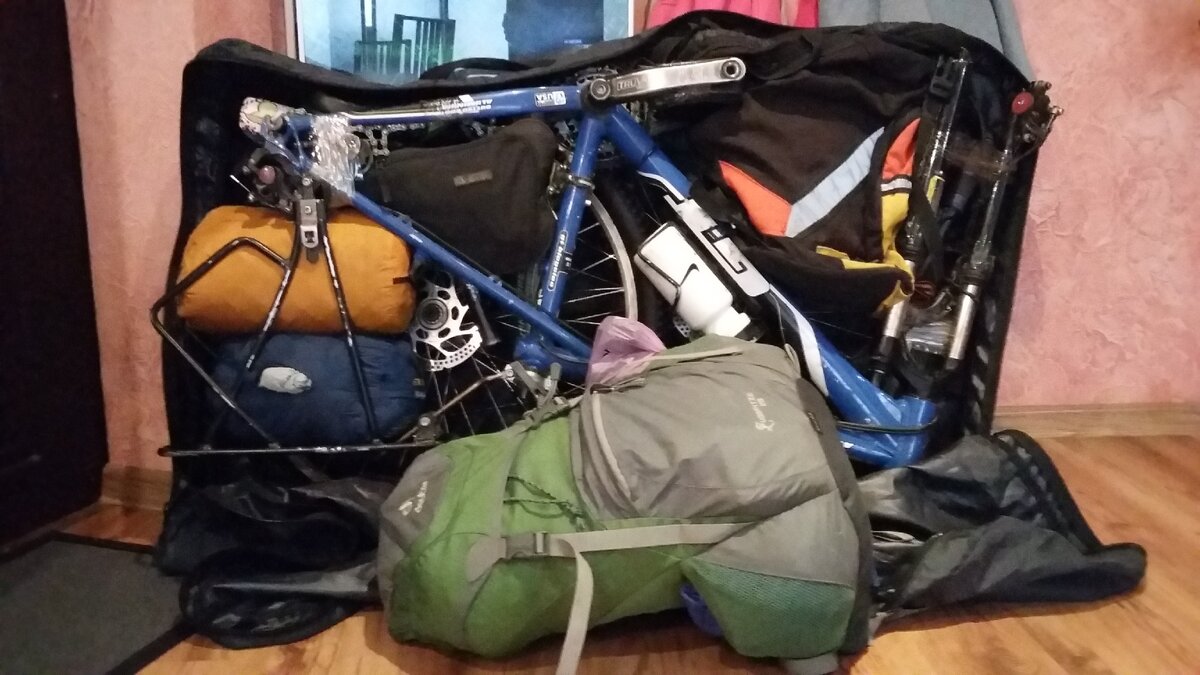 Вот таким образом были упакованы наши велосипеды. С собой в ручную клад небольшой рюкзак.