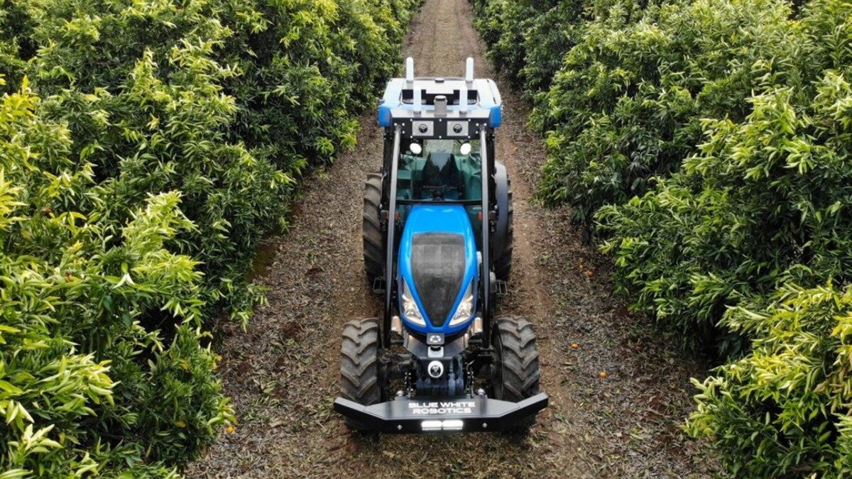 Фото: Портал whatnext.pl Система автономного управления трактором Blue White Robotics