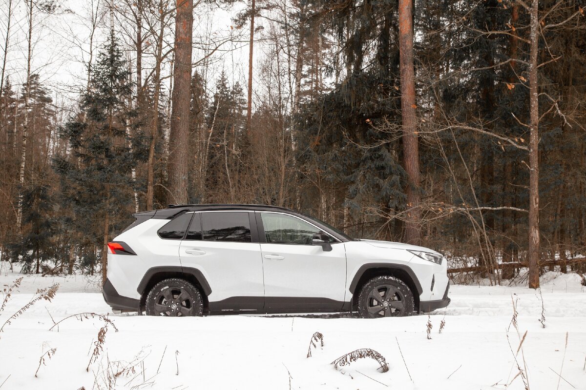 Салон Rav4 отлично изолирован от внешних шумов. Слабое место многих кроссоверов - арки - здесь так же хорошо шумоизолированы