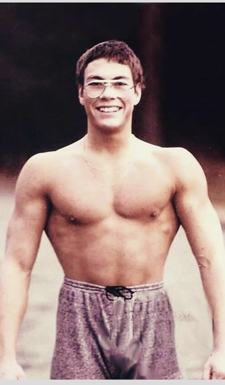 Родился 18 октября 1960 года в бельгийском муниципалитете Синт-Агата Берхем Брюссельского столичного округа в семье бухгалтера и продавщицы цветов.Жана Клода Ван Дамма часто сравнивают с Арнольдом Шварценеггером, Чаком Норрисом, причем не всегда в пользу последних. Жан Клод Ван Дамм, обладая мускулатурой Шварценеггера, спортивным мастерством Норриса, явно превосходит обоих в красоте и обаянии. Не случайно критики сулят ему великолепное будущее. Впрочем, и сегодня Жан Клод Ван Дамм — одна из самых ярких звезд фильмов «действия». Что ж, к своей цели актер шел долго, и в том, что он сумел ее достичь, — прежде всего его огромная личная заслуга.Выходец из бедной семьи, он рос худым, болезненным ребенком, и только мечта стать актером привела подростка в спорт, превративший его в красавца атлета. Открытие в Брюсселе собственной спортивной школы, коммерческий успех не могли удовлетворить Ван Дамма, который упорно стремился к своей мечте.