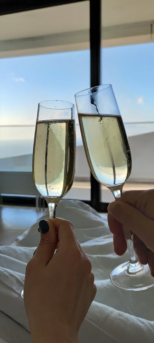 Если утро началось с игристого вина - это правильное утро)