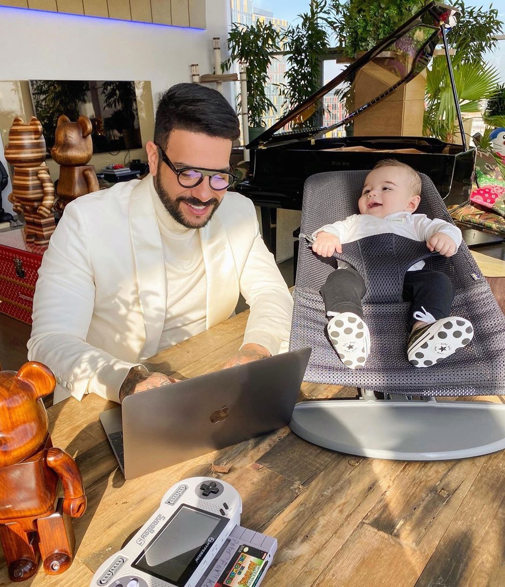 Тимур Ильдарович Юнусов родился в Москве 15 августа 1983 года под знаком зодиака Лев. Знаменитый теперь под псевдонимом Тимати рэпер по национальности наполовину татарин, наполовину еврей. Еще в детстве Тимур жил в достатке, поскольку семья всегда была обеспеченной, но отец – бизнесмен Ильдар Вахитович Юнусов – воспитывал сына так, чтобы он умел добиваться всего сам. У Тимати есть брат Артем. С раннего возраста Тимур был творческим и развитым ребенком. Родители отдали его на обучение в музыкальную школу по классу скрипки. Мальчик 4 года посвятил инструменту. В Москве Юнусов-младший занимался брейк-дансом, затем с товарищем организовал рэп-группу VIP 77. Композиции дуэта «Фиеста» и «Мне нужен ты один» занимали верхние ступеньки отечественных хит-парадов.