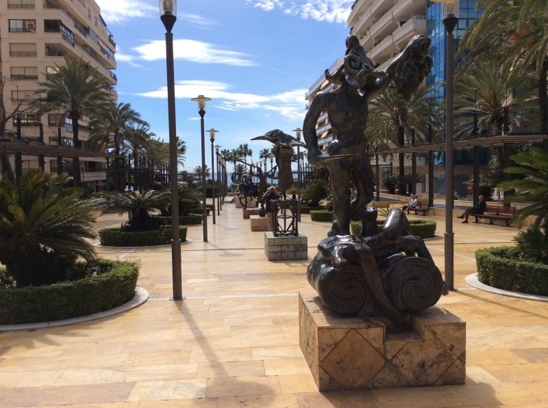 В Марбелье на Avenida del Mar богатая коллекция скульптур Сальвадора Дали