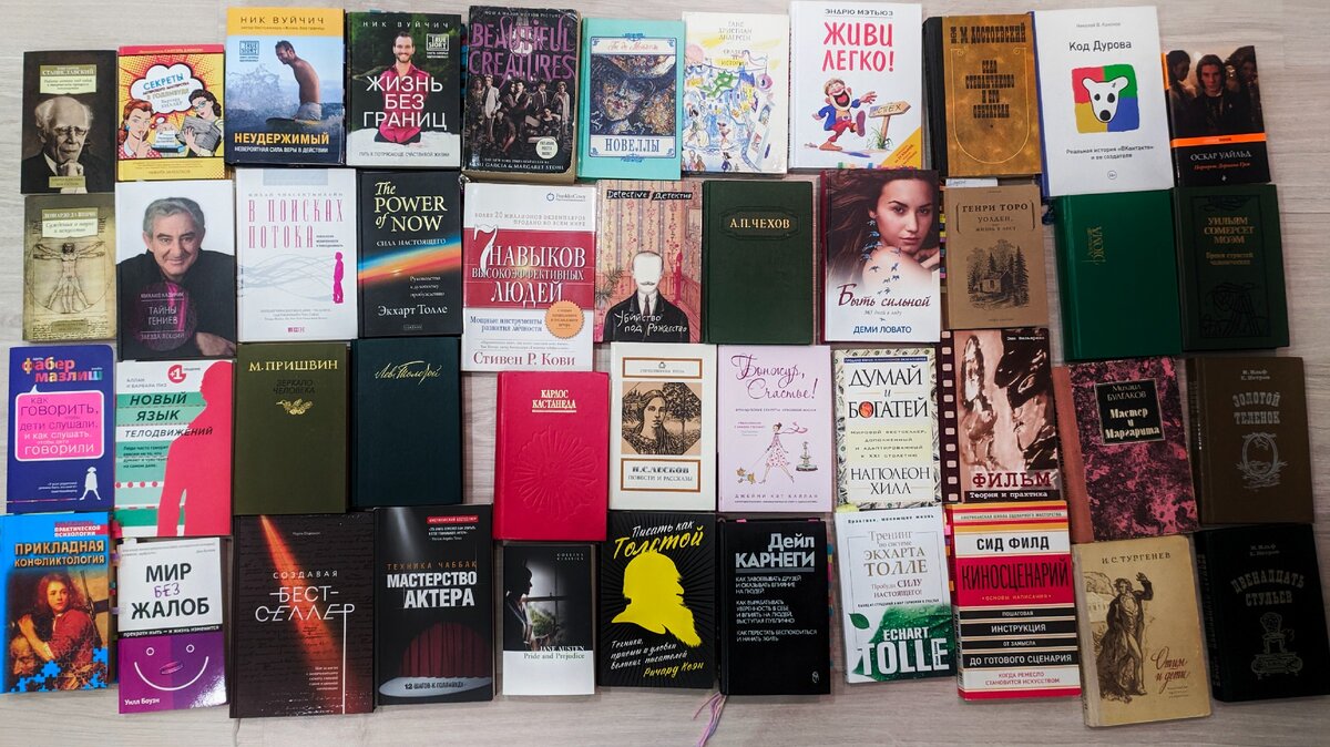 По совету Мари, чтобы разобрать книжную полку я вытащила оттуда все книги.